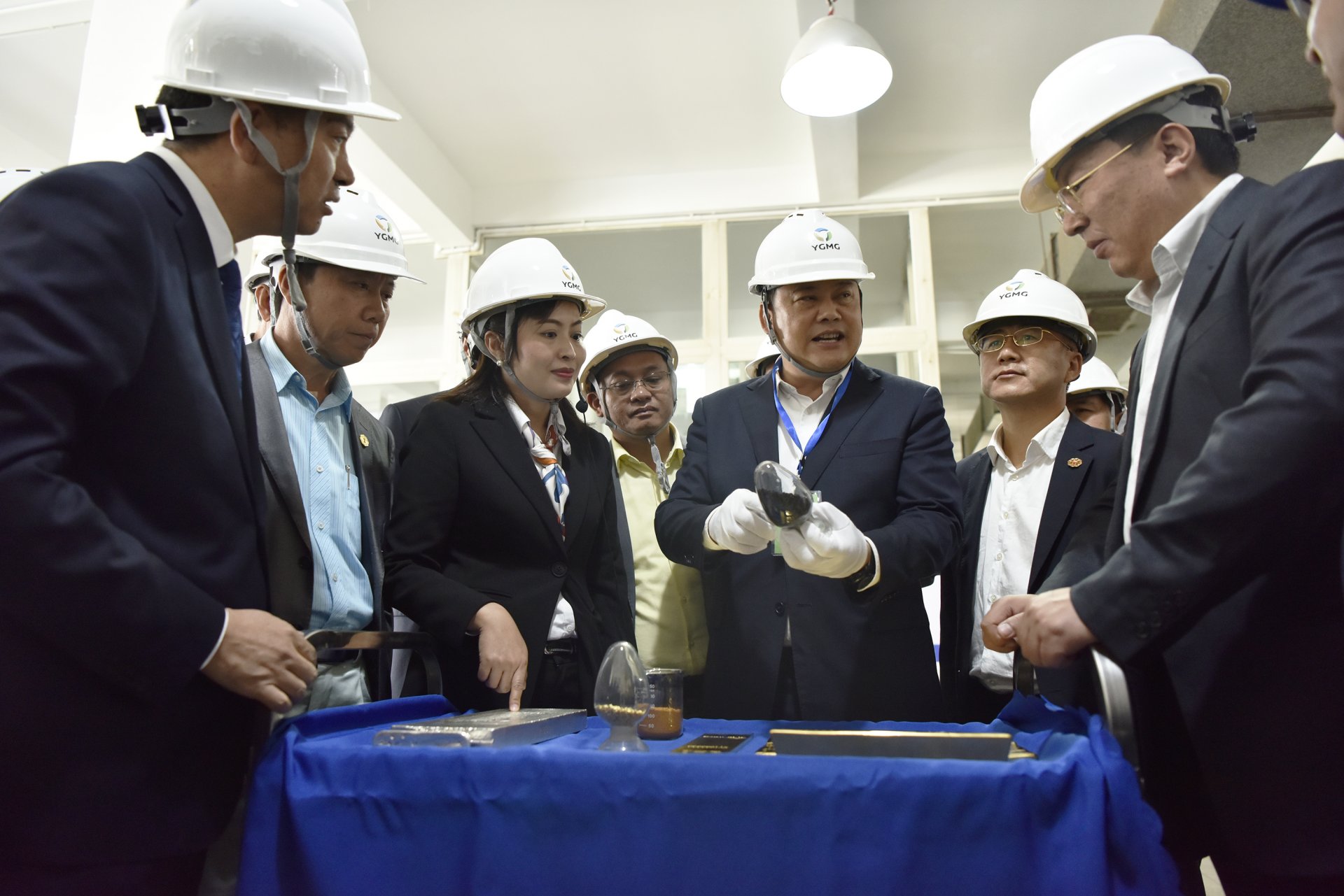 老挝政府副总理宋赛西潘敦一行八人到访