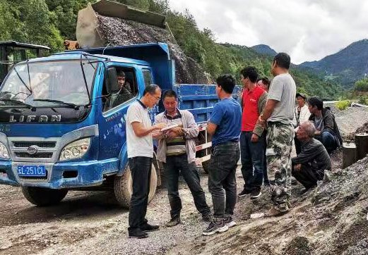 大会对脱贫攻坚先进个人和先进集体进行