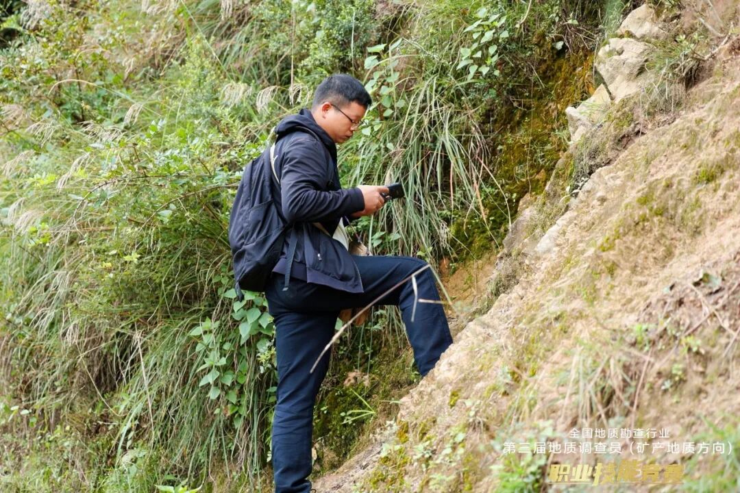 蹚过刺骨的冰水只为测好榴辉岩剖面
